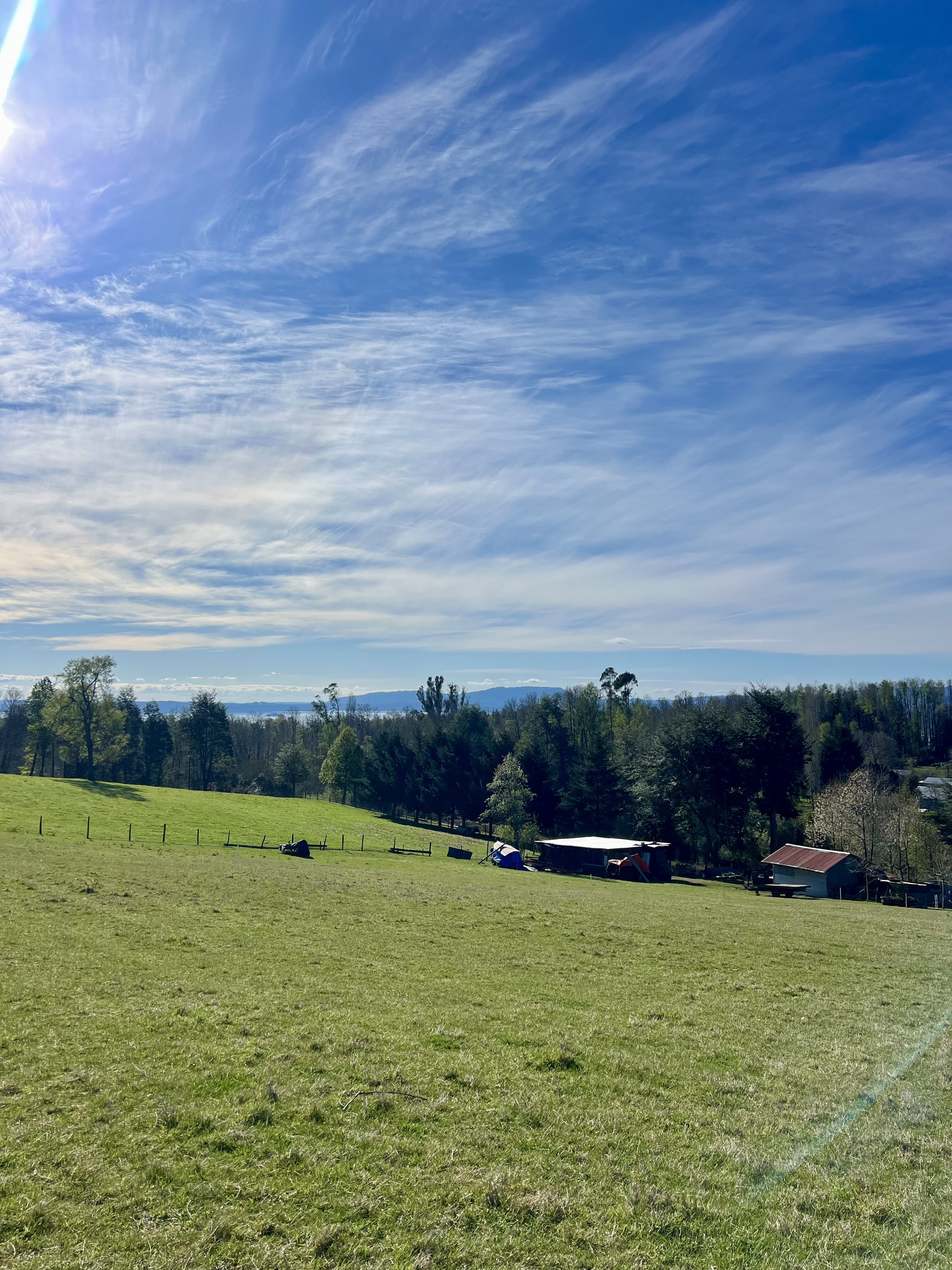 Campo con vista al lago y volcán